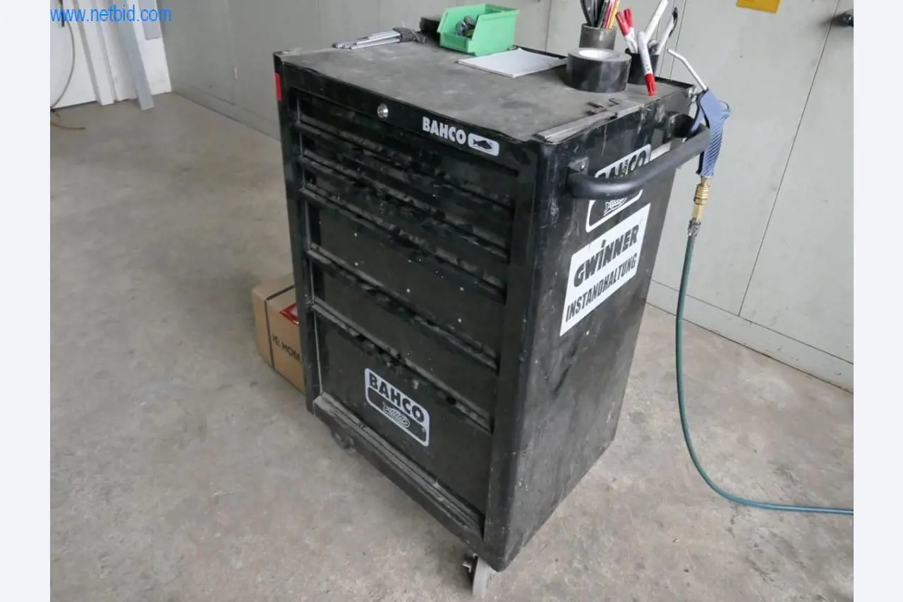 Stroje na výrobu obývacího nábytku-3