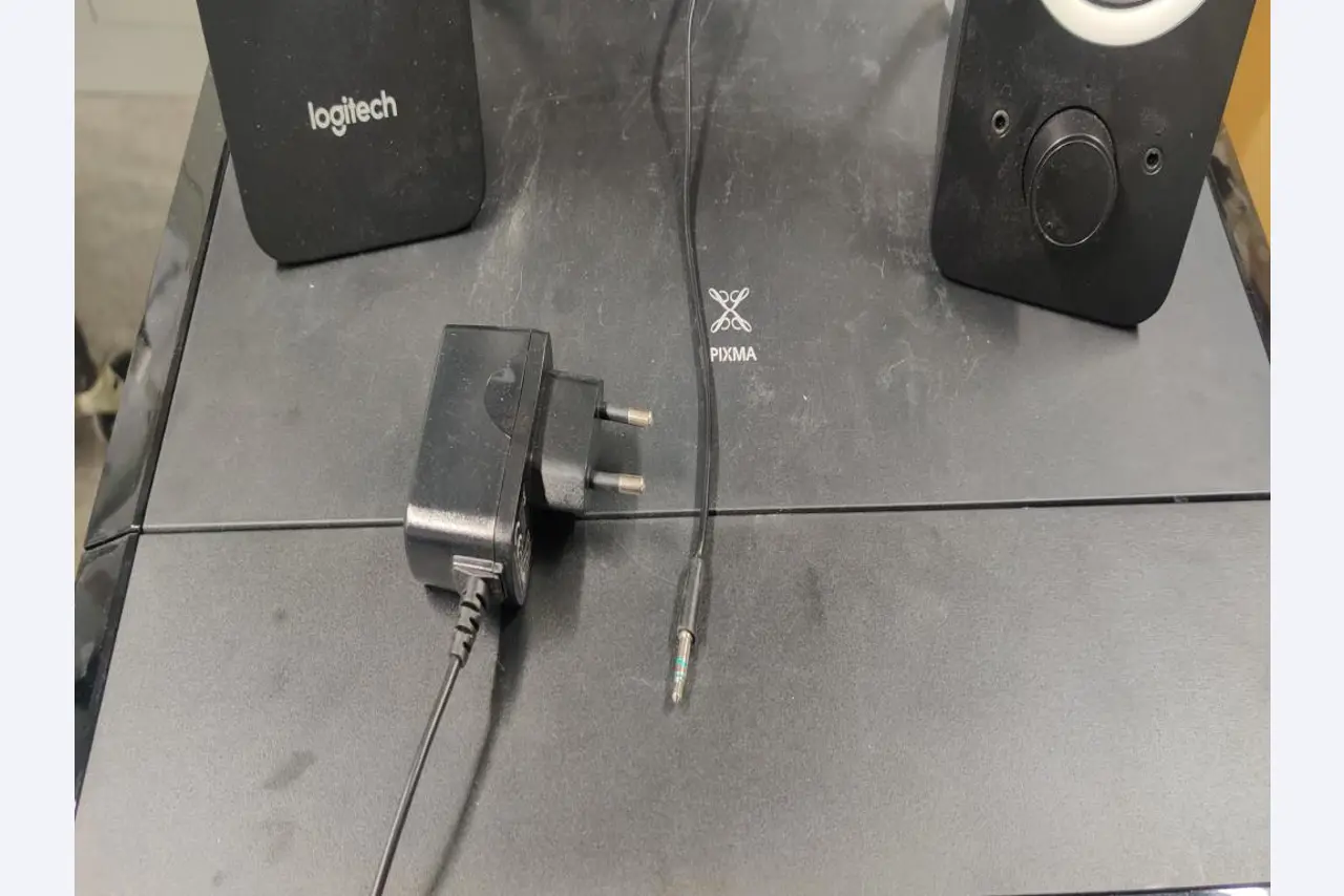 Diversos equipos informáticos para una escuela de formación profesional-10