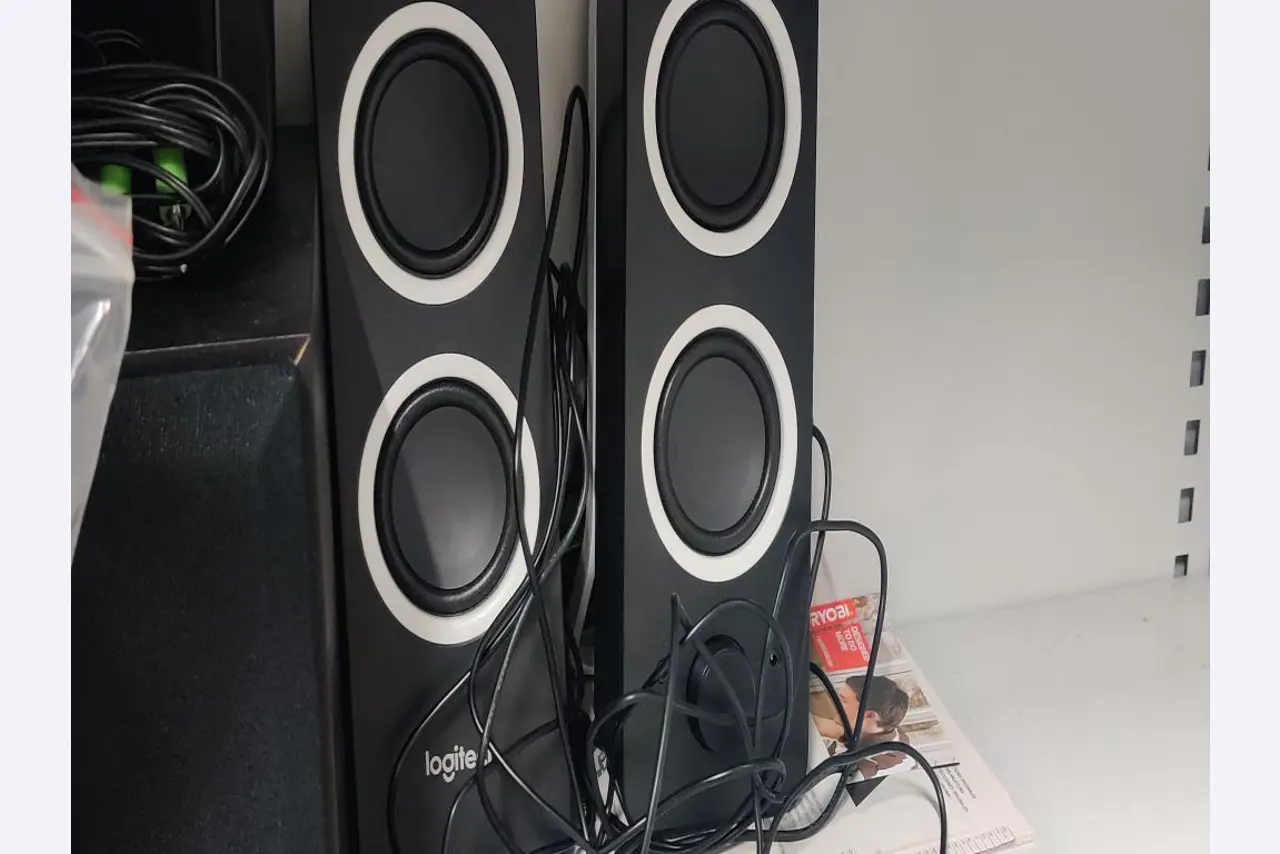 Diversos equipos informáticos para una escuela de formación profesional-11