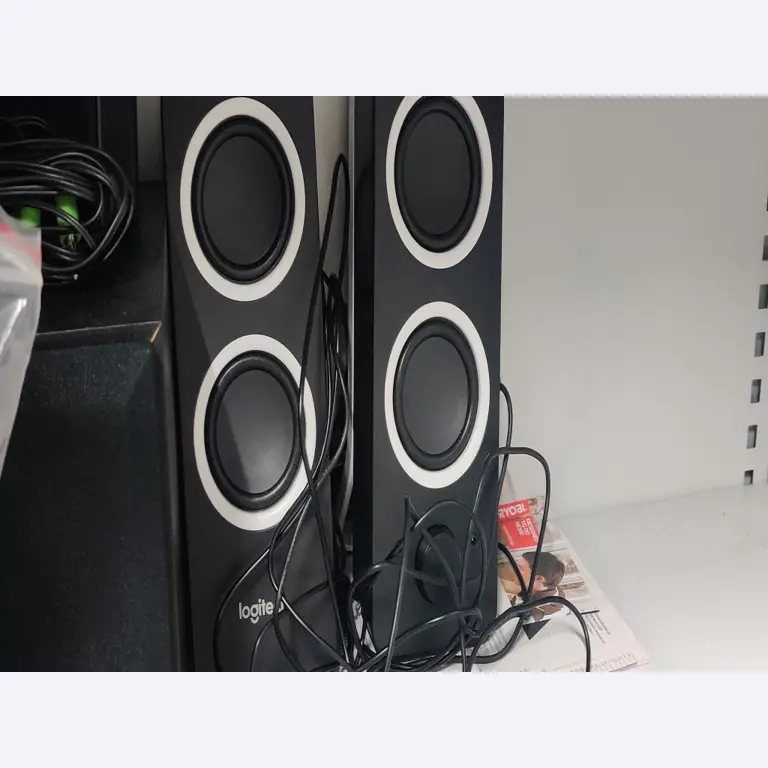 Diversos equipos informáticos para una escuela de formación profesional-11