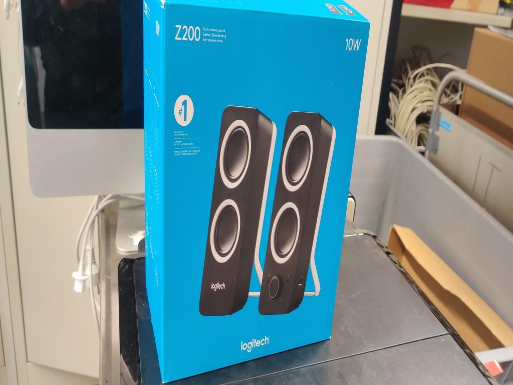 Diversos equipos informáticos para una escuela de formación profesional-1