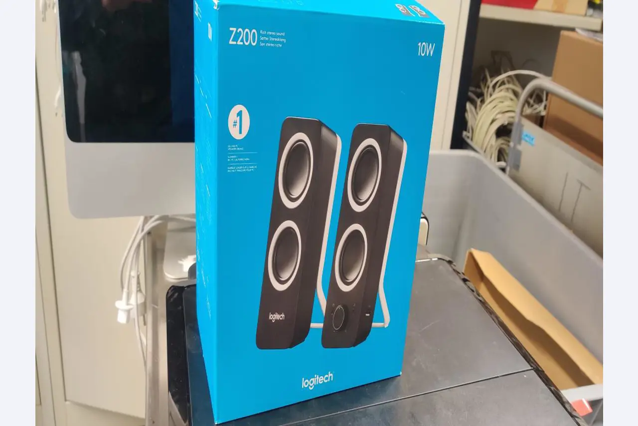 Diversos equipos informáticos para una escuela de formación profesional-1