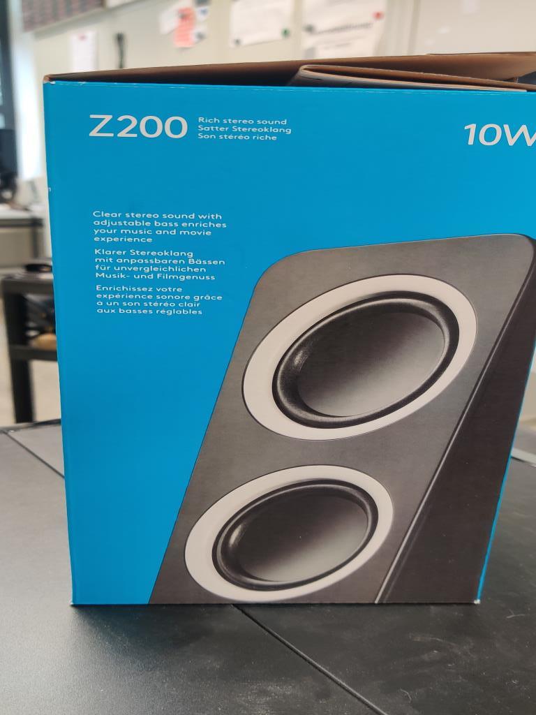 Diversos equipos informáticos para una escuela de formación profesional-3