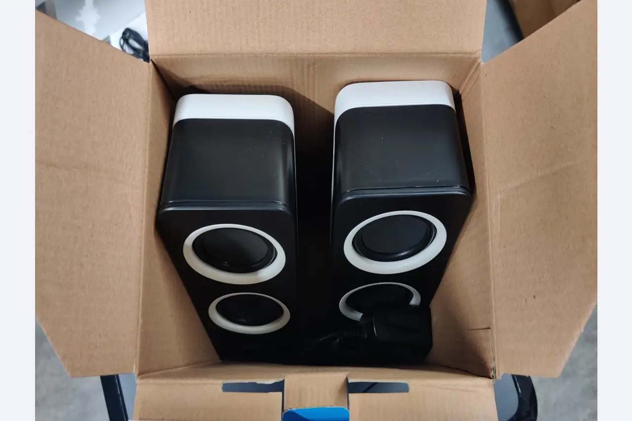 Diversos equipos informáticos para una escuela de formación profesional-6