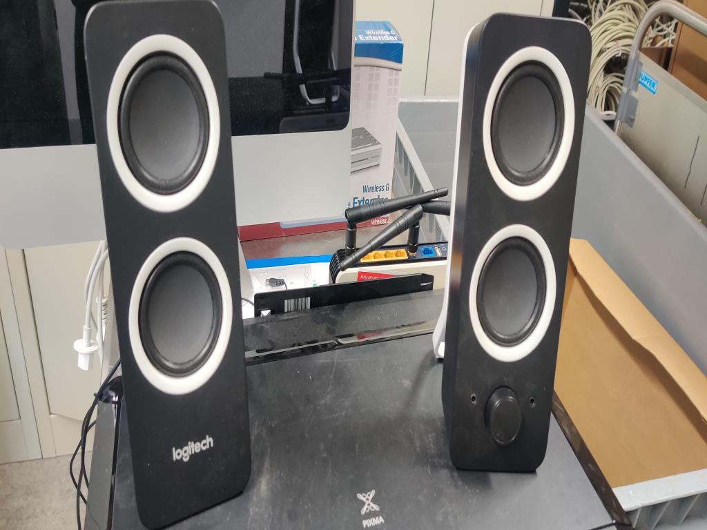 Diversos equipos informáticos para una escuela de formación profesional-7