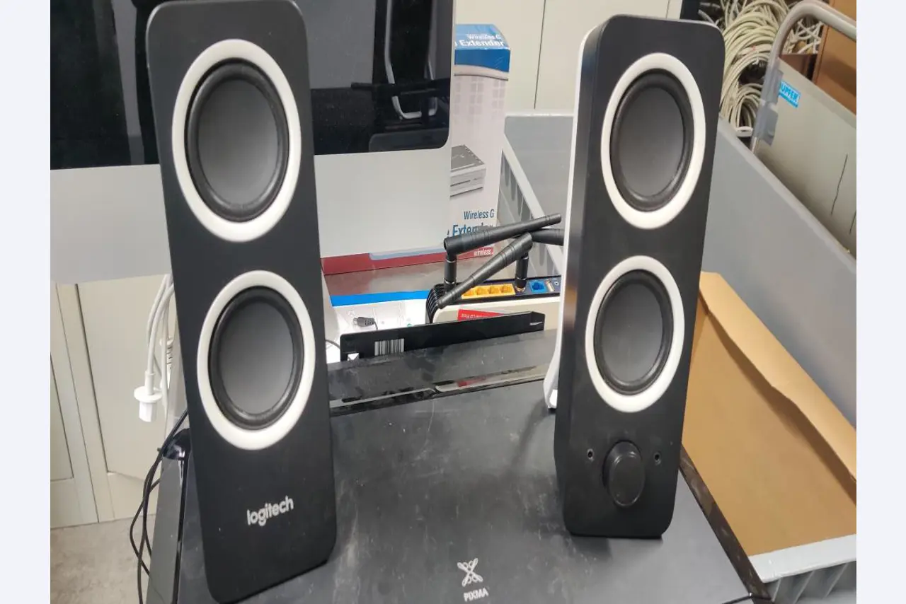 Diversos equipos informáticos para una escuela de formación profesional-7