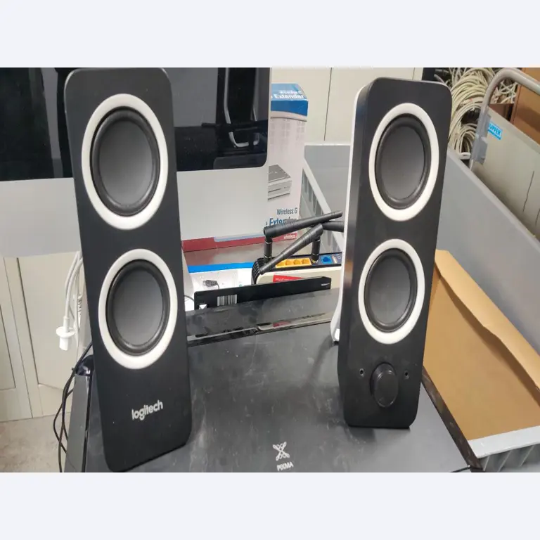 Diversos equipos informáticos para una escuela de formación profesional-7