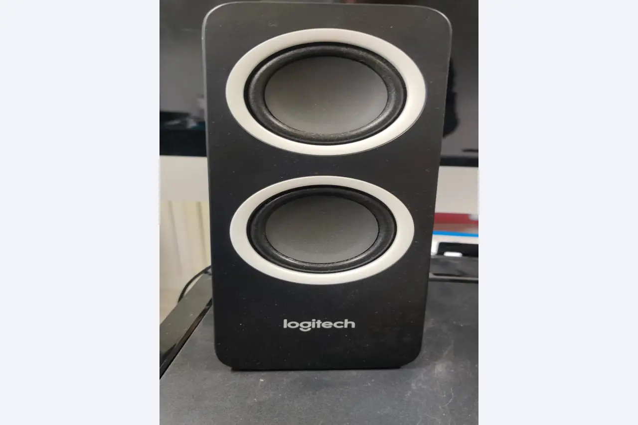 Diversos equipos informáticos para una escuela de formación profesional-8