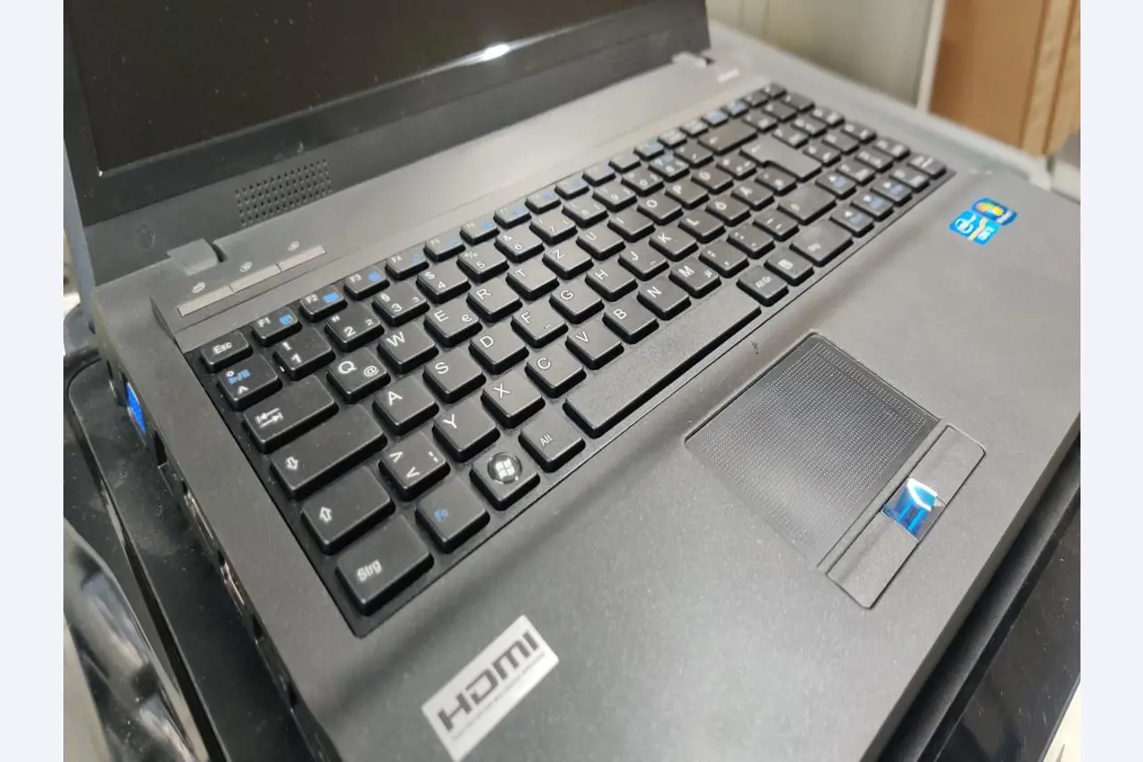 Diverse IT-apparatuur voor een beroepsschool-10