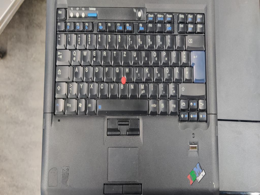 Diversos equipos informáticos para una escuela de formación profesional-11