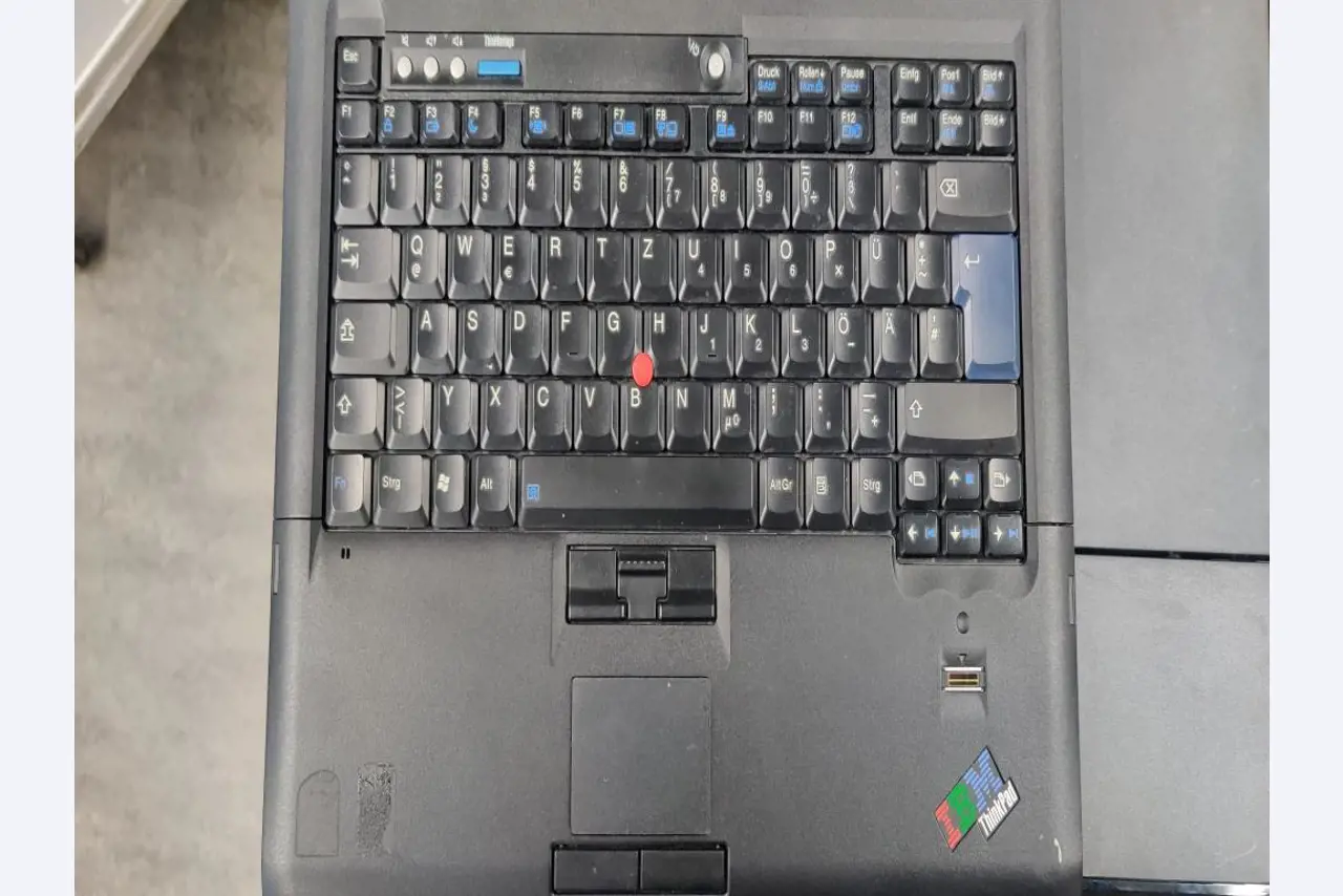 Diversos equipos informáticos para una escuela de formación profesional-11