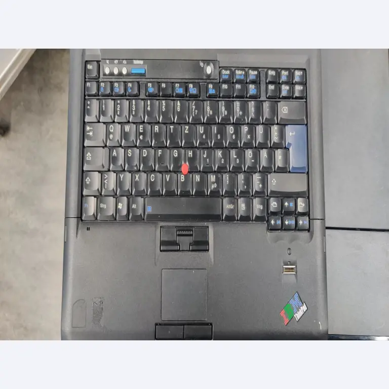 Diversos equipos informáticos para una escuela de formación profesional-11