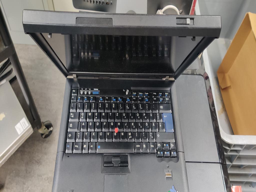 Diversos equipos informáticos para una escuela de formación profesional-1