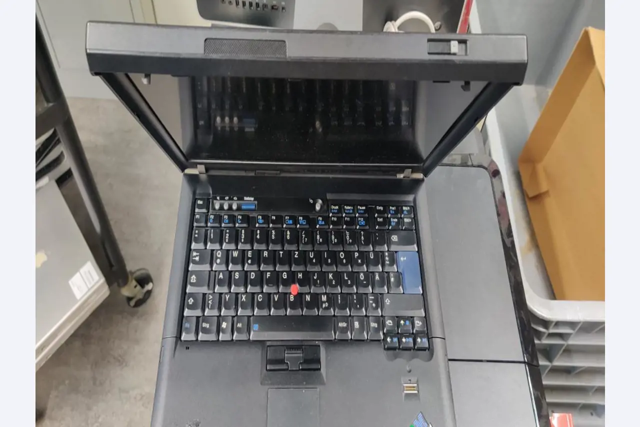 Diversos equipos informáticos para una escuela de formación profesional-1