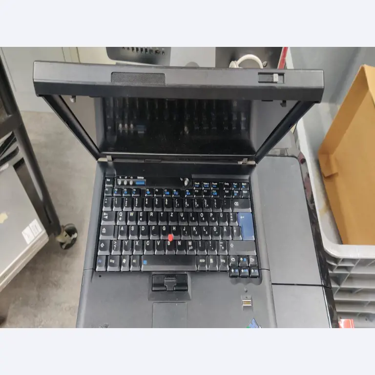 Diversos equipos informáticos para una escuela de formación profesional-1