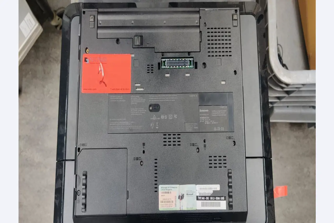 Diversos equipos informáticos para una escuela de formación profesional-3