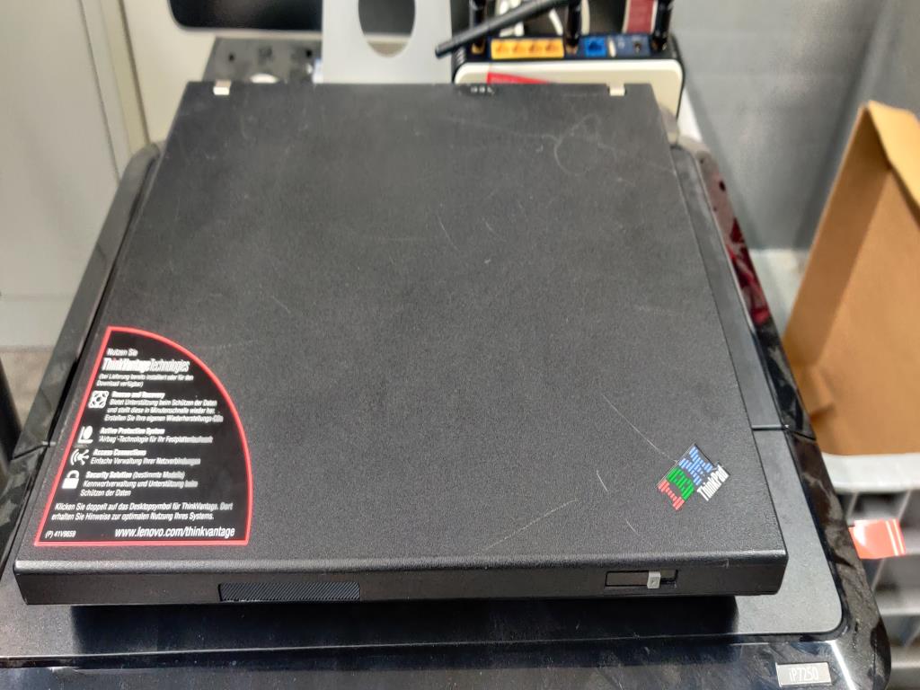 Diversos equipos informáticos para una escuela de formación profesional-4