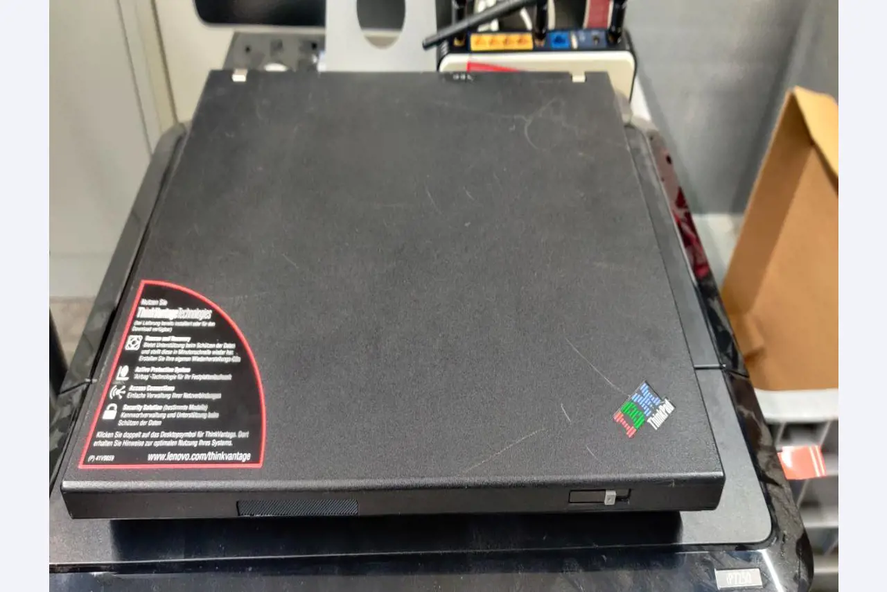 Diversos equipos informáticos para una escuela de formación profesional-4