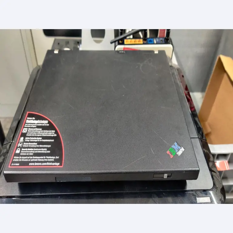 Diversos equipos informáticos para una escuela de formación profesional-4