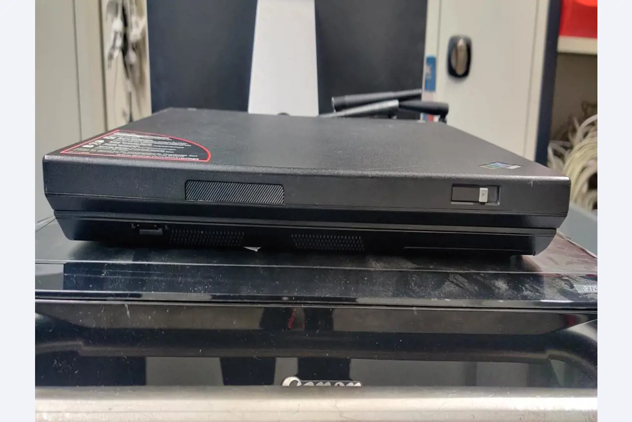 Diversos equipos informáticos para una escuela de formación profesional-5