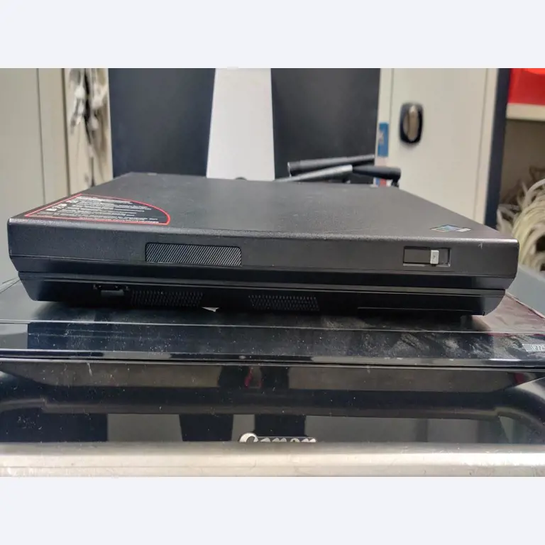 Diversos equipos informáticos para una escuela de formación profesional-5