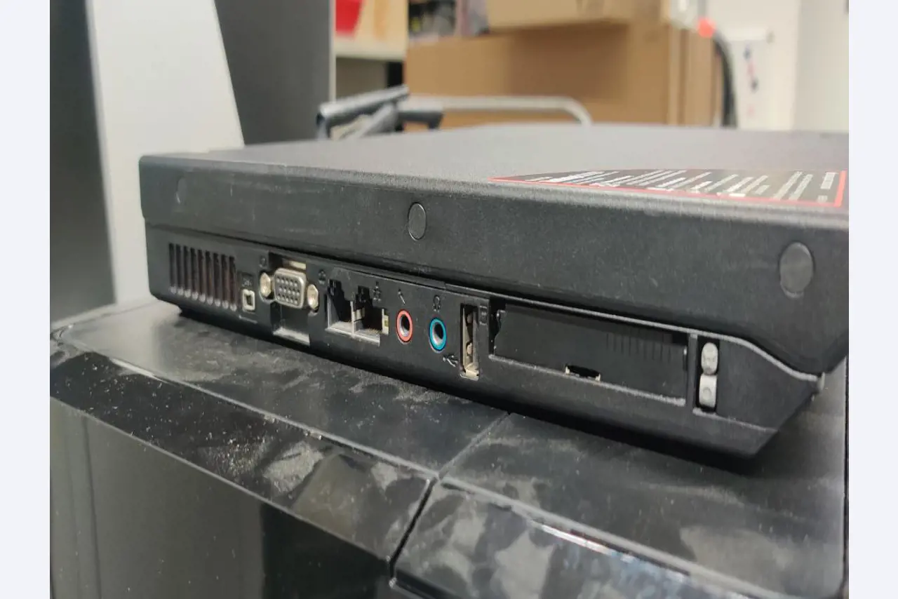 Diversos equipos informáticos para una escuela de formación profesional-6