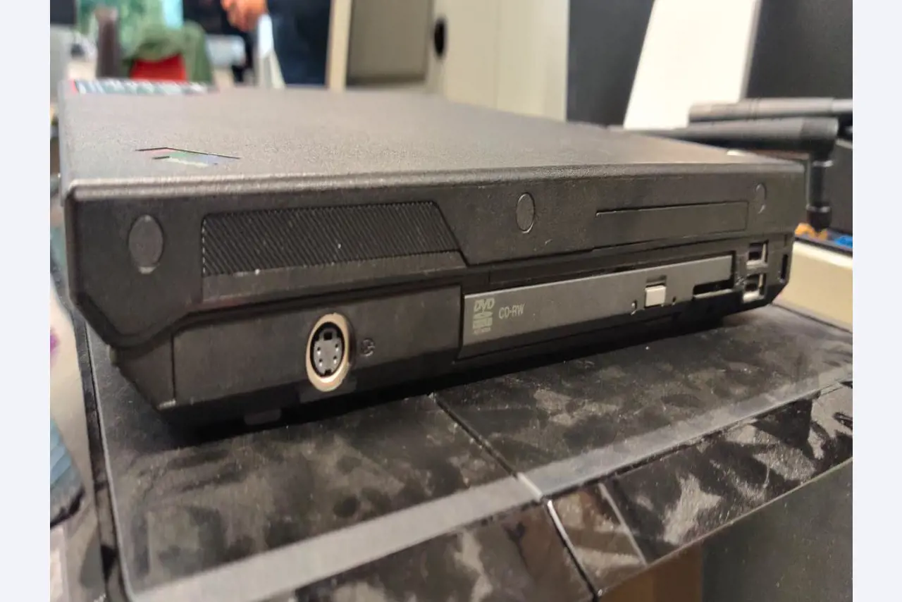 Diversos equipos informáticos para una escuela de formación profesional-7