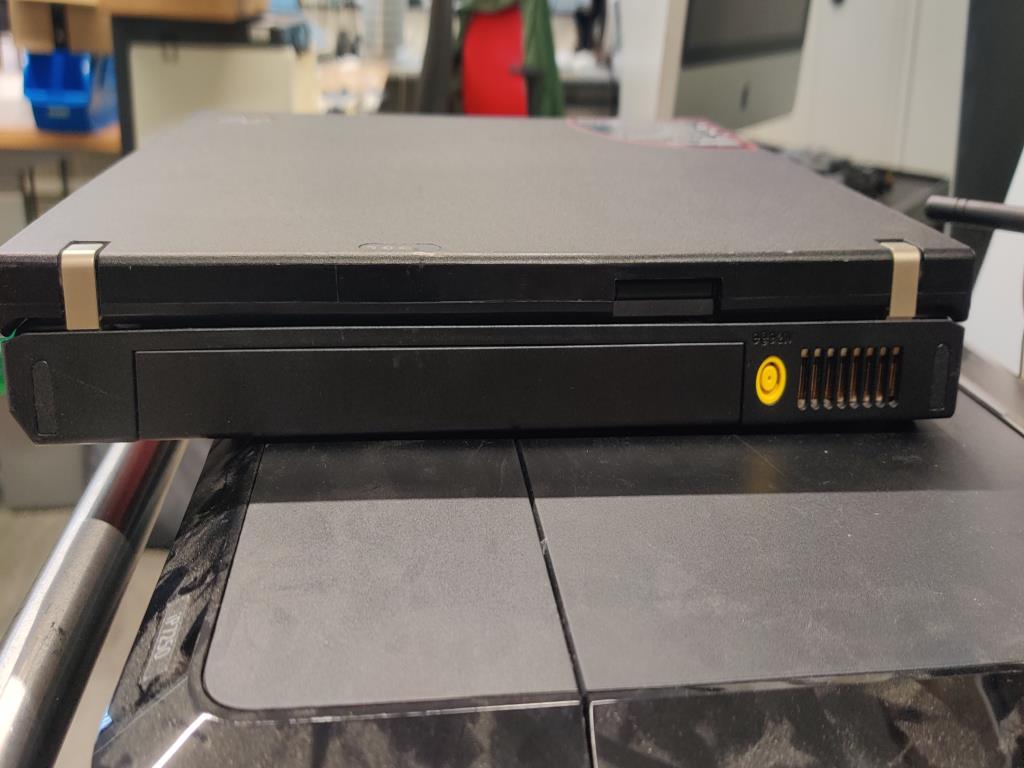 Diversos equipos informáticos para una escuela de formación profesional-8