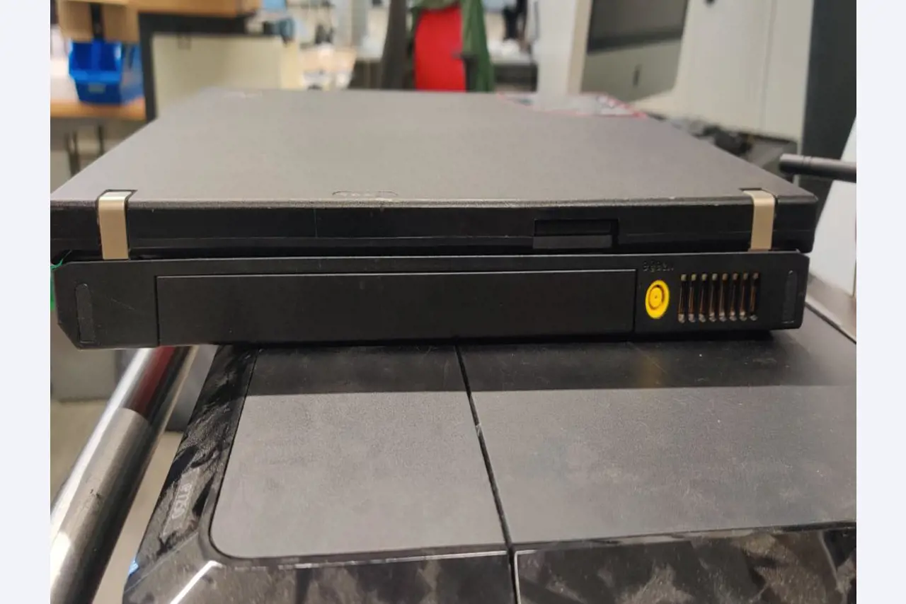 Diversos equipos informáticos para una escuela de formación profesional-8