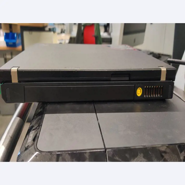 Diversos equipos informáticos para una escuela de formación profesional-8