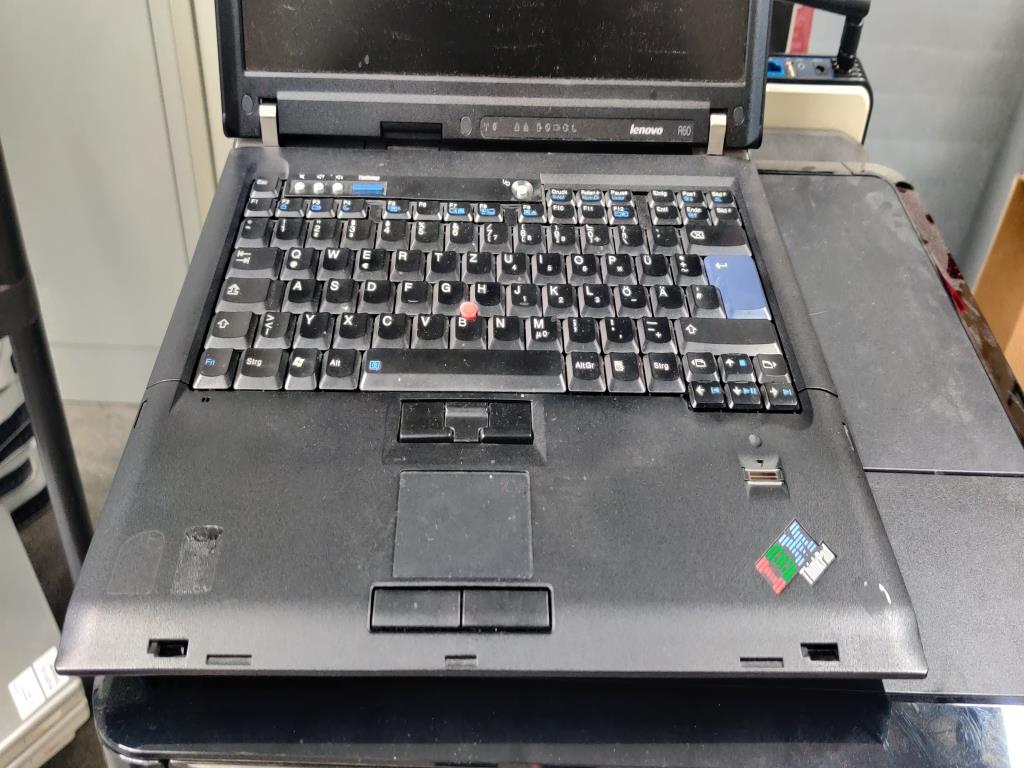 Diversos equipos informáticos para una escuela de formación profesional-9