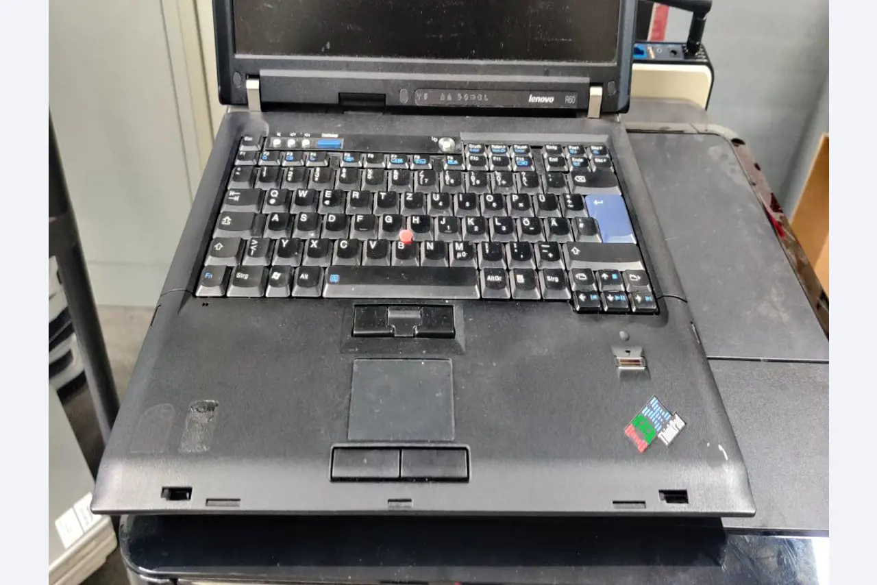 Diversos equipos informáticos para una escuela de formación profesional-9