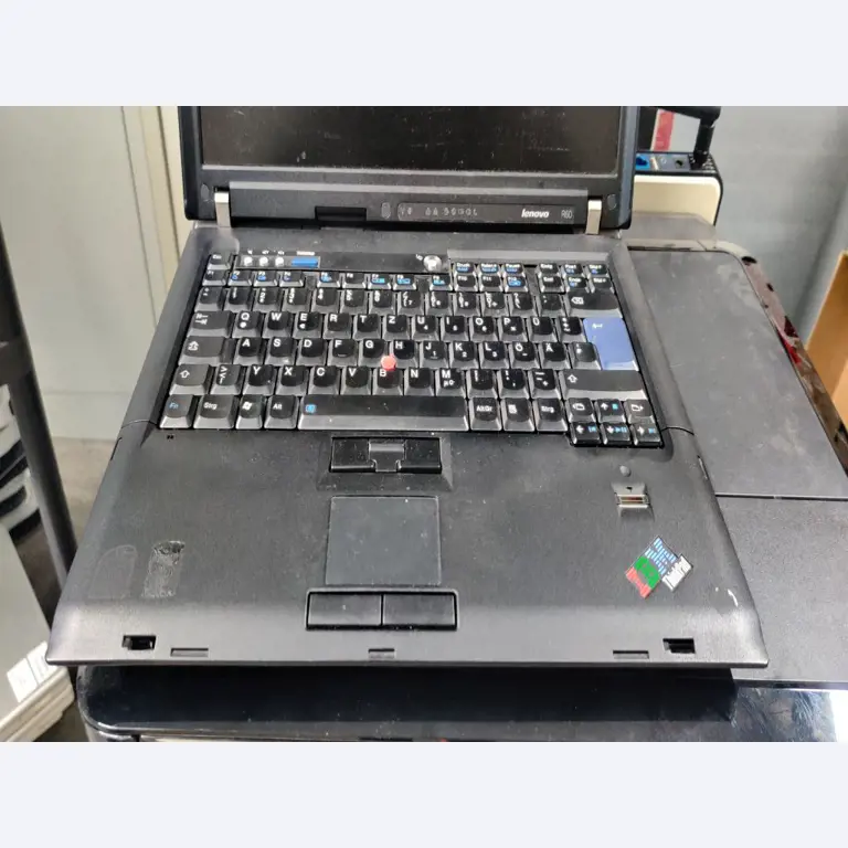 Diversos equipos informáticos para una escuela de formación profesional-9