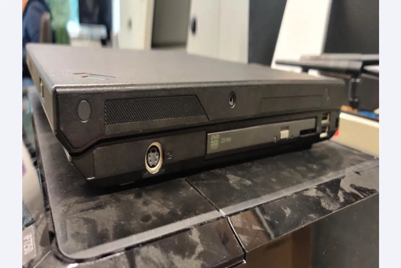 Diverse IT-apparatuur voor een beroepsschool-7