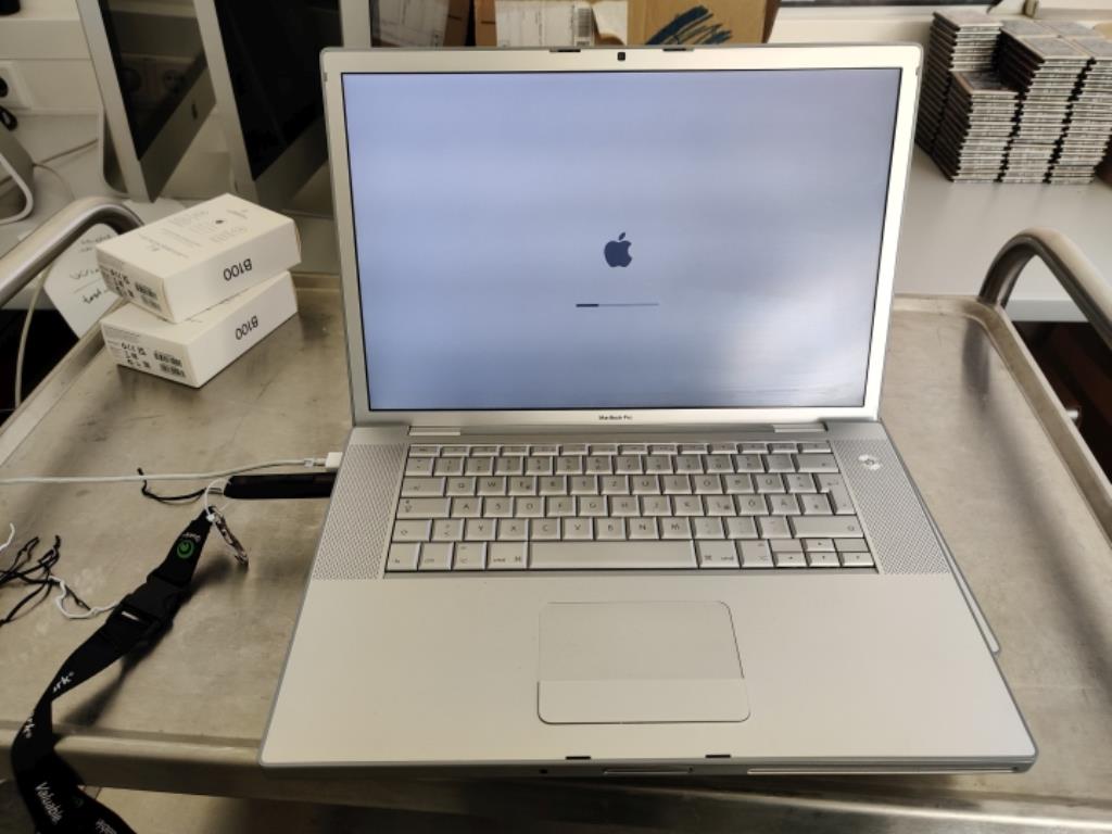 Diversos equipos informáticos para una escuela de formación profesional-10