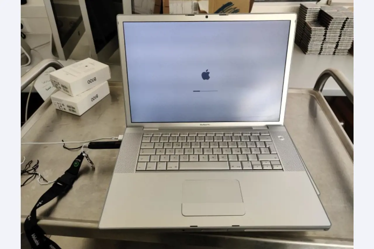 Diversos equipos informáticos para una escuela de formación profesional-10