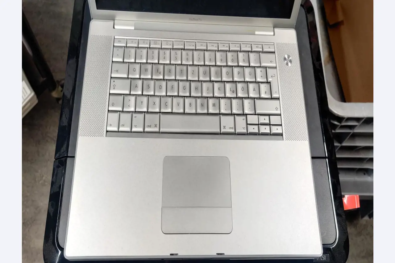 Diversos equipos informáticos para una escuela de formación profesional-4