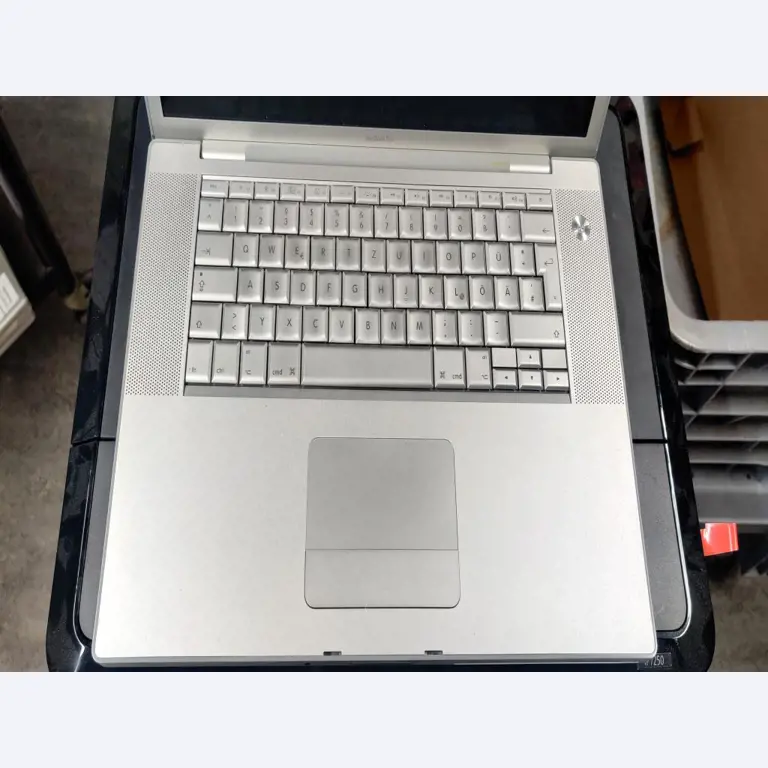 Diversos equipos informáticos para una escuela de formación profesional-4