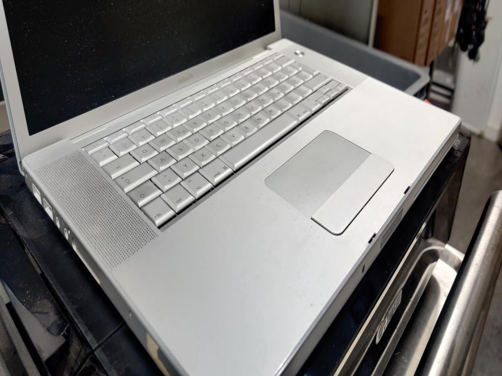 Diversos equipos informáticos para una escuela de formación profesional-6