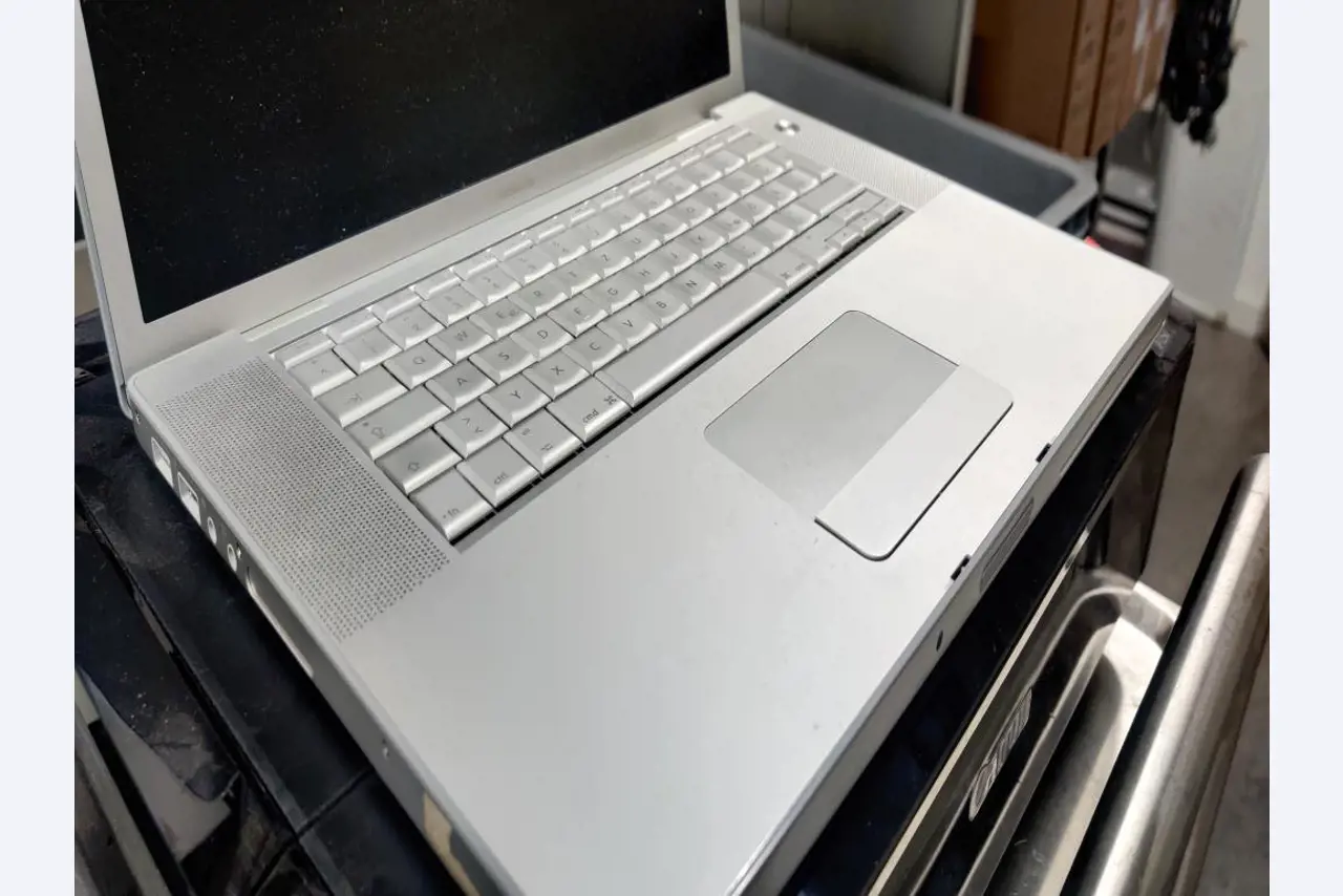 Diversos equipos informáticos para una escuela de formación profesional-6