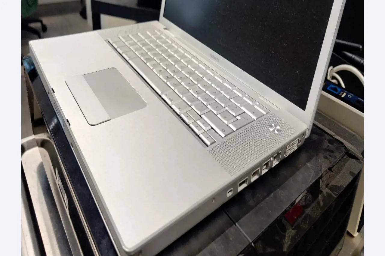 Diversos equipos informáticos para una escuela de formación profesional-1