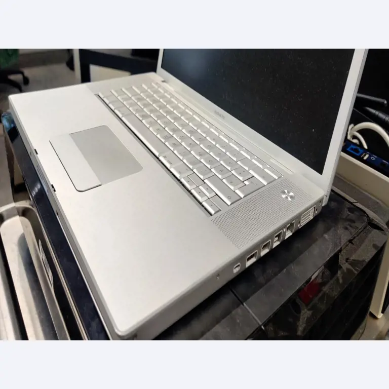 Diversos equipos informáticos para una escuela de formación profesional-1