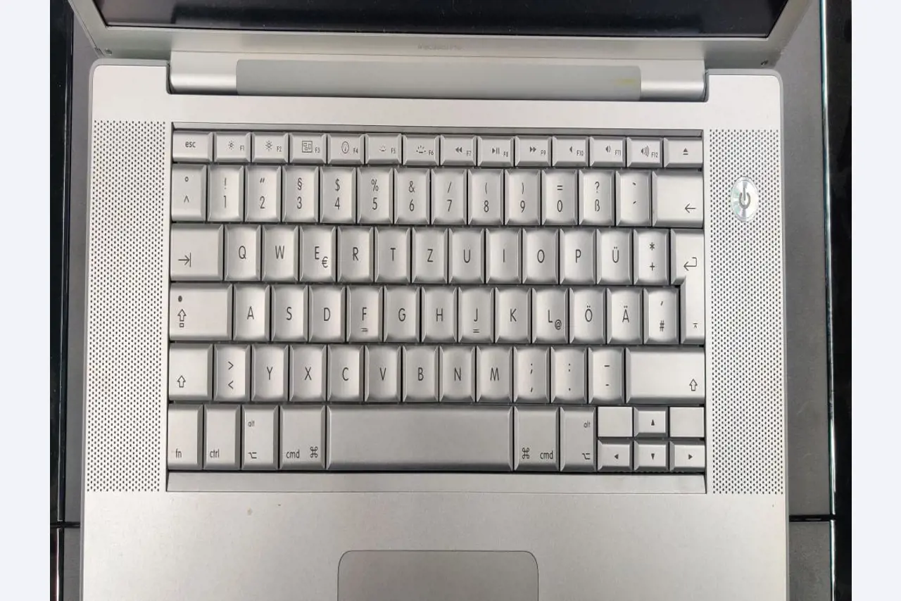 Diversos equipos informáticos para una escuela de formación profesional-7