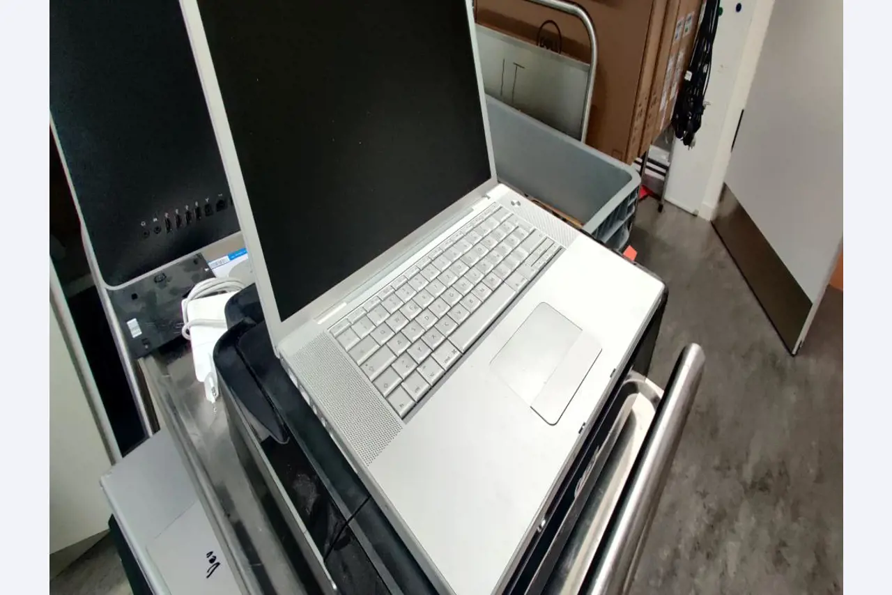Diverse IT-apparatuur voor een beroepsschool-6