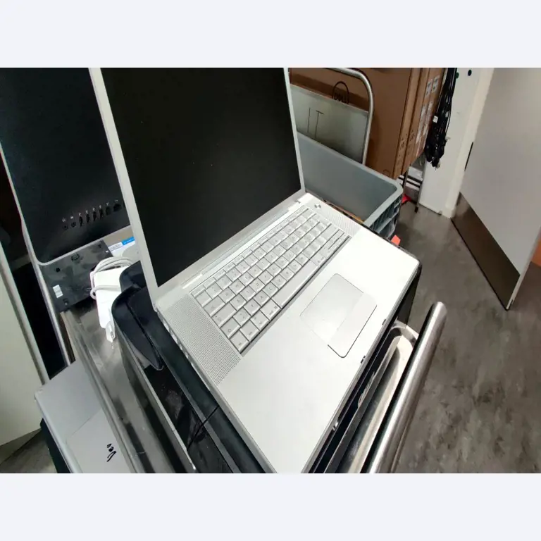 Diverse IT-apparatuur voor een beroepsschool-6