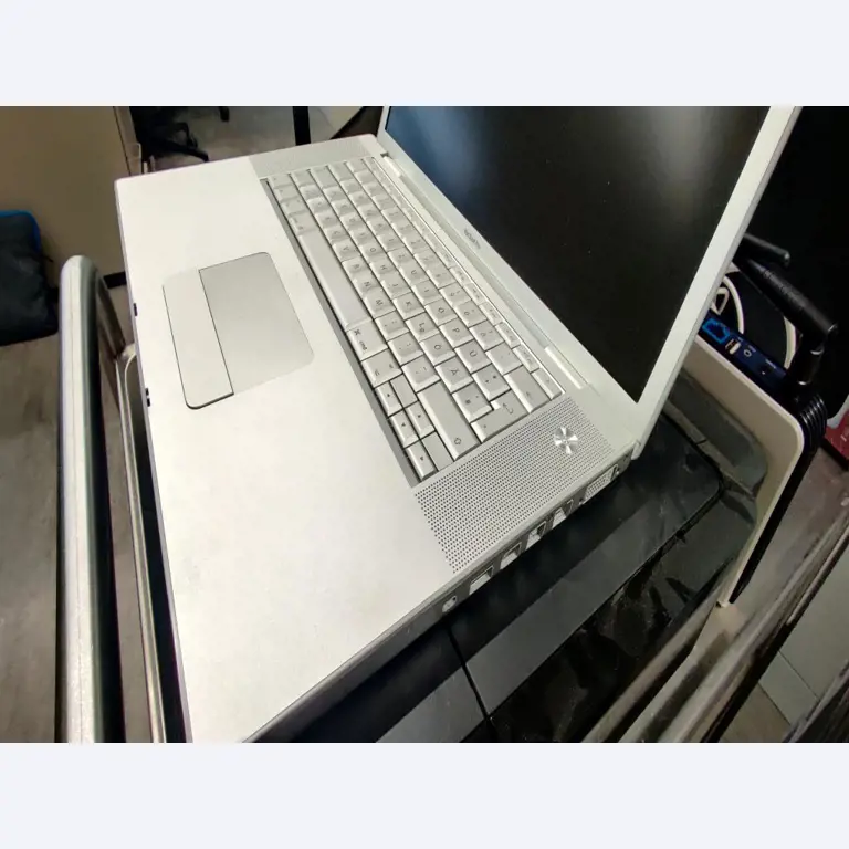 Diverse IT-apparatuur voor een beroepsschool-1