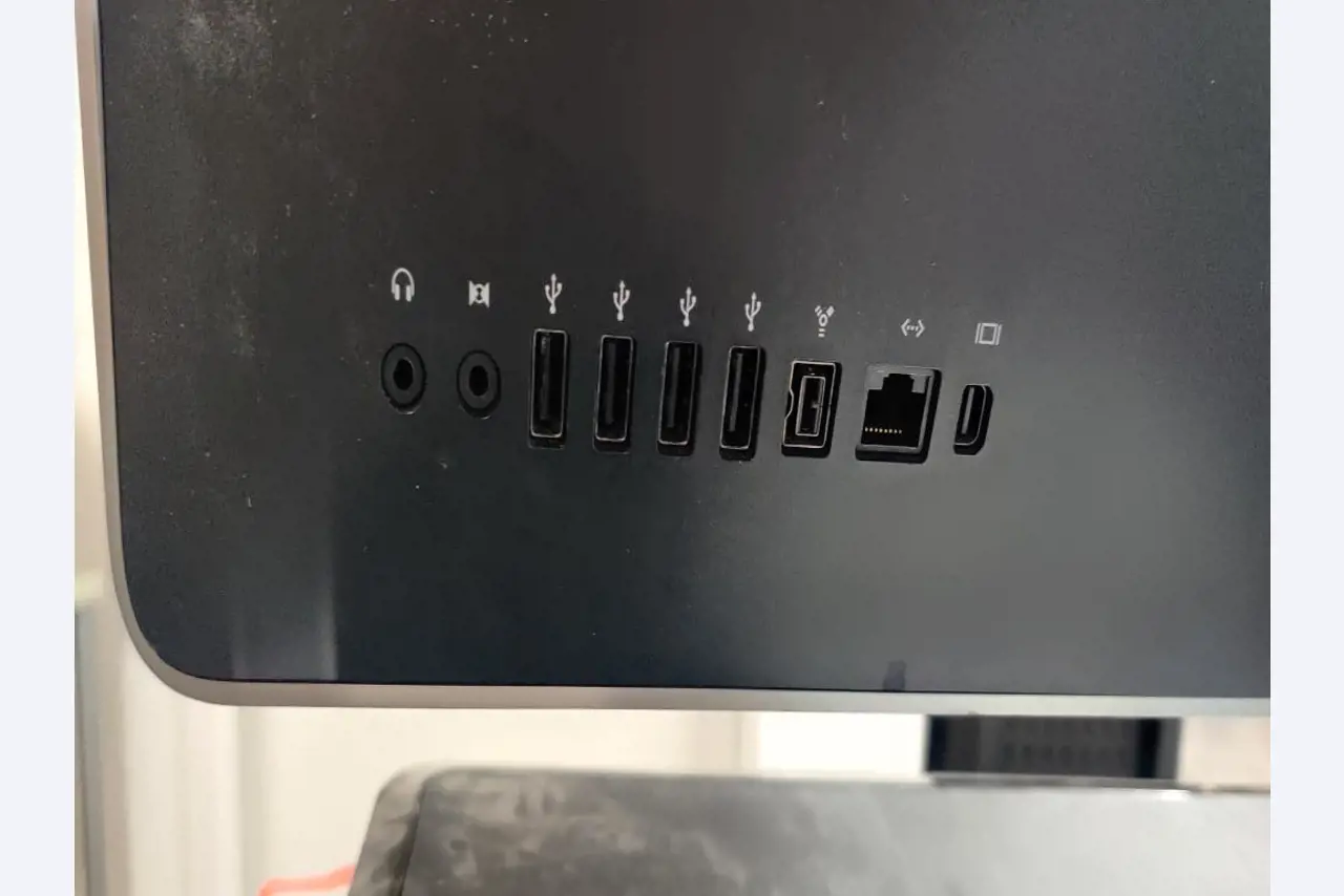 Diversos equipos informáticos para una escuela de formación profesional-2