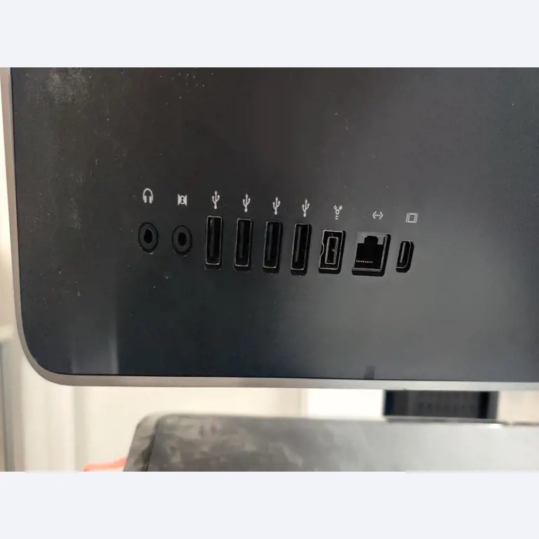 Diversos equipos informáticos para una escuela de formación profesional-2