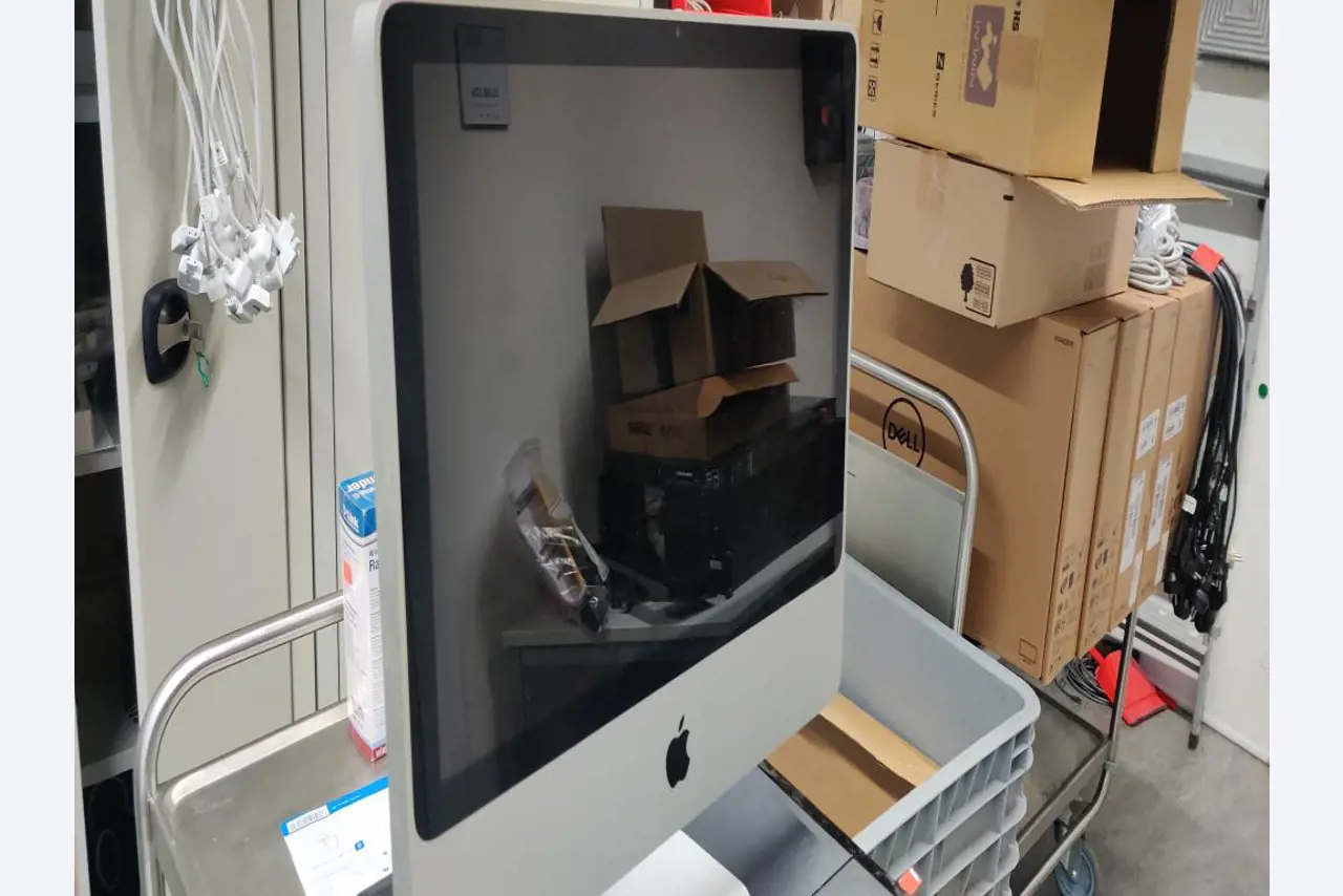 Diversos equipos informáticos para una escuela de formación profesional-6