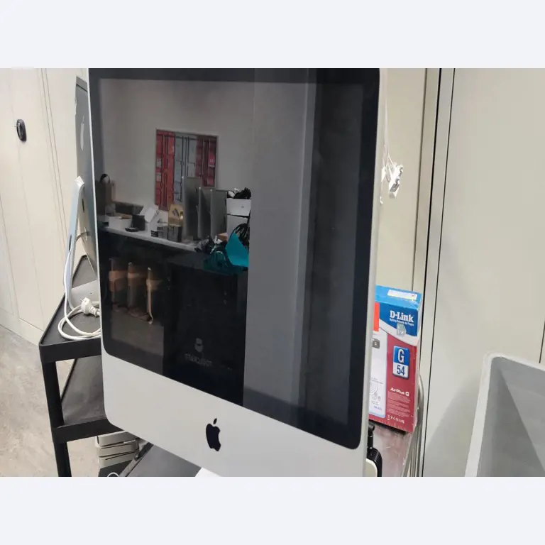 Diversos equipos informáticos para una escuela de formación profesional-1